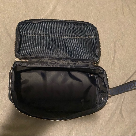 Travel bag has lots of space - Picture 2 of 2